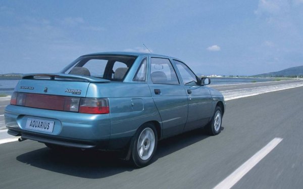 За да може бившият двигател 21083 да се справи с поставения върху него товар, в опорите на основните лагери са направени маслени канали с дюзи, поради което дъната на буталата се измиват с масло под налягане. Е, горивната камера, оптимизирана от Porsche, позволява на двигателя, дори и със съотношение на компресия 10,5:1, да работи с обикновен бензин А93 без никаква детонация. Но този конкретен двигател също става първият двигател на ВАЗ, който няма опция за карбуратор.